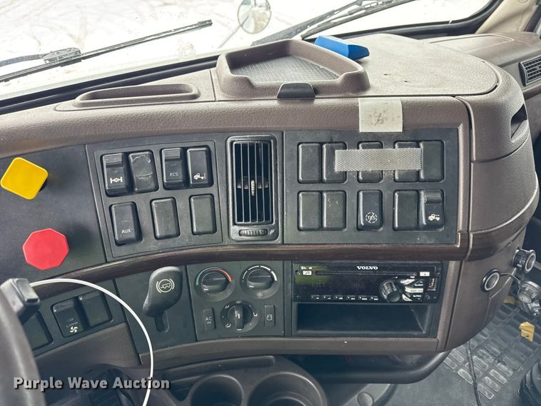 image for item YA1390 2015 Volvo VNL semi truck