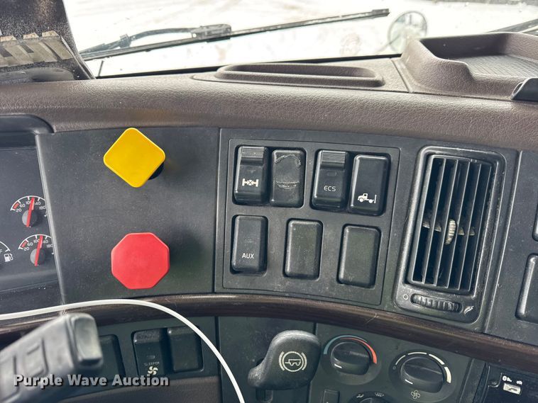 image for item YA1390 2015 Volvo VNL semi truck