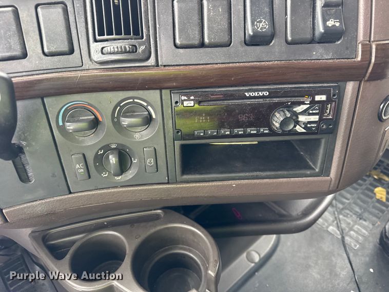 image for item YA1390 2015 Volvo VNL semi truck