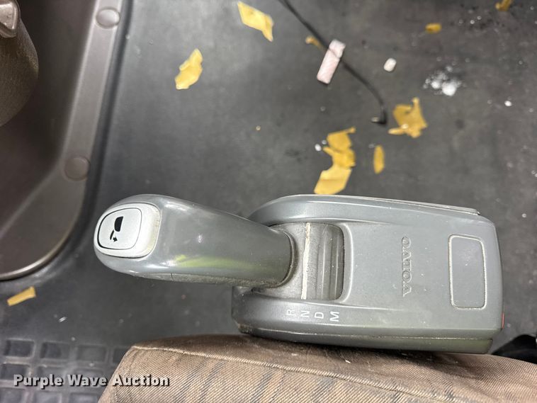 image for item YA1390 2015 Volvo VNL semi truck