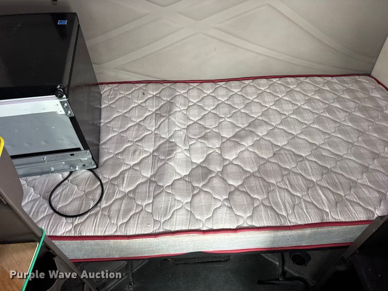 image for item YA1390 2015 Volvo VNL semi truck