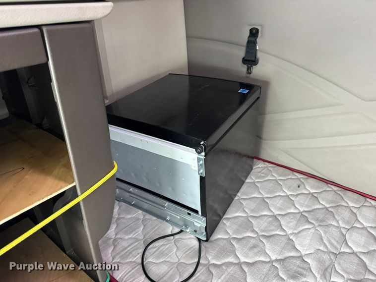 image for item YA1390 2015 Volvo VNL semi truck