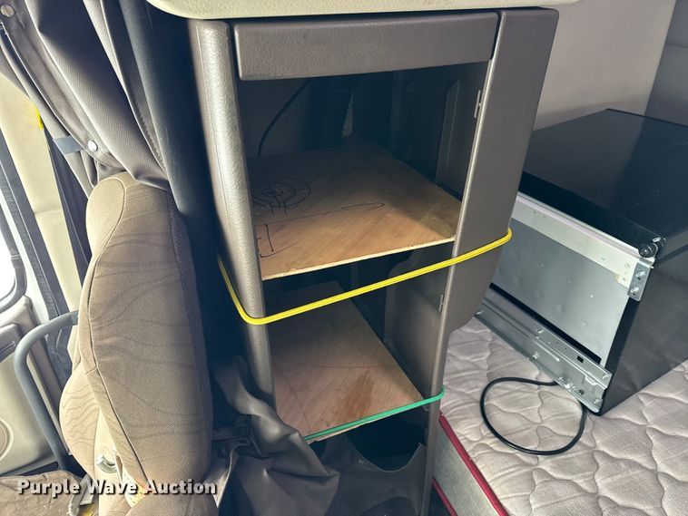 image for item YA1390 2015 Volvo VNL semi truck