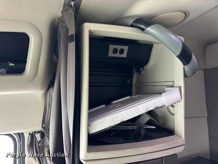 image for item YA1390 2015 Volvo VNL semi truck