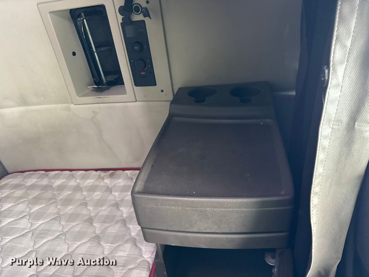 image for item YA1390 2015 Volvo VNL semi truck