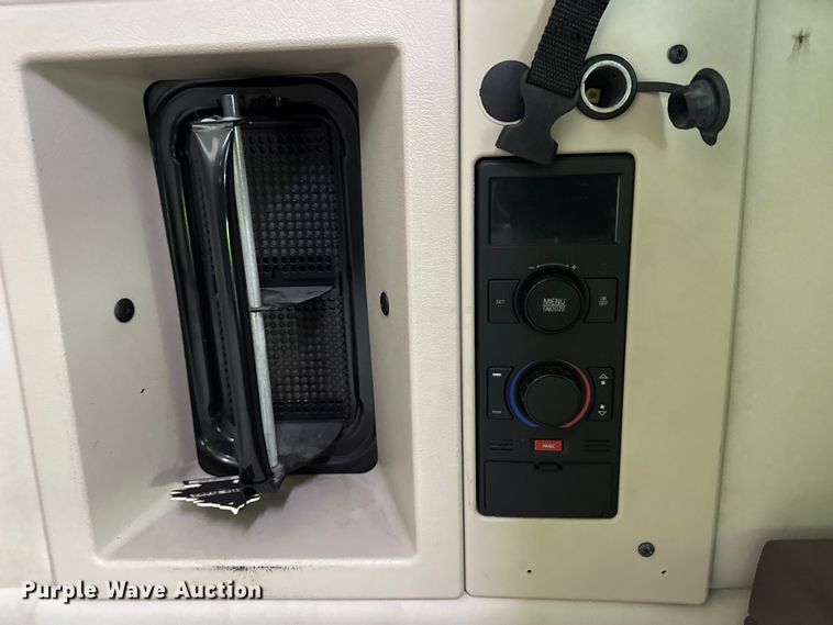 image for item YA1390 2015 Volvo VNL semi truck