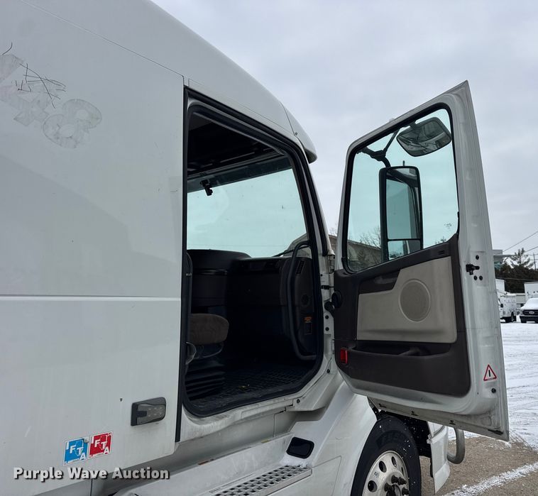 image for item YA1390 2015 Volvo VNL semi truck