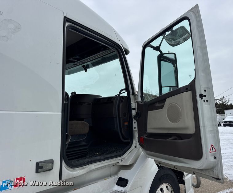 image for item YA1390 2015 Volvo VNL semi truck