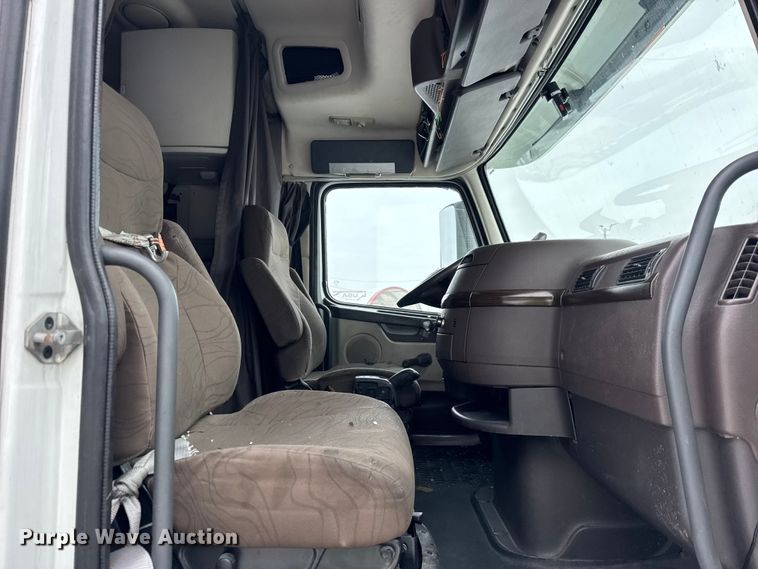 image for item YA1390 2015 Volvo VNL semi truck