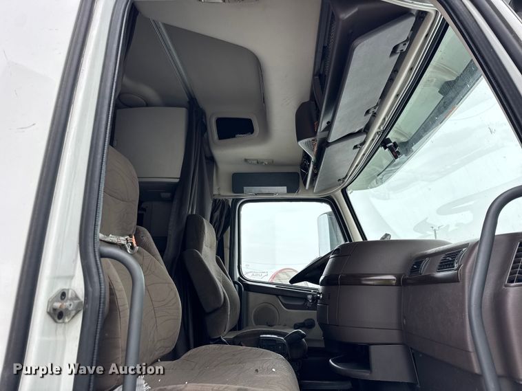 image for item YA1390 2015 Volvo VNL semi truck