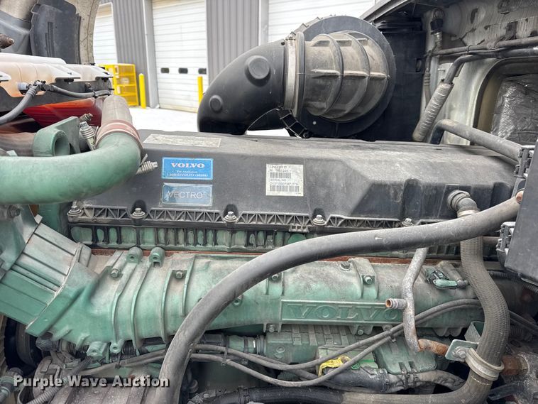 image for item YA1390 2015 Volvo VNL semi truck