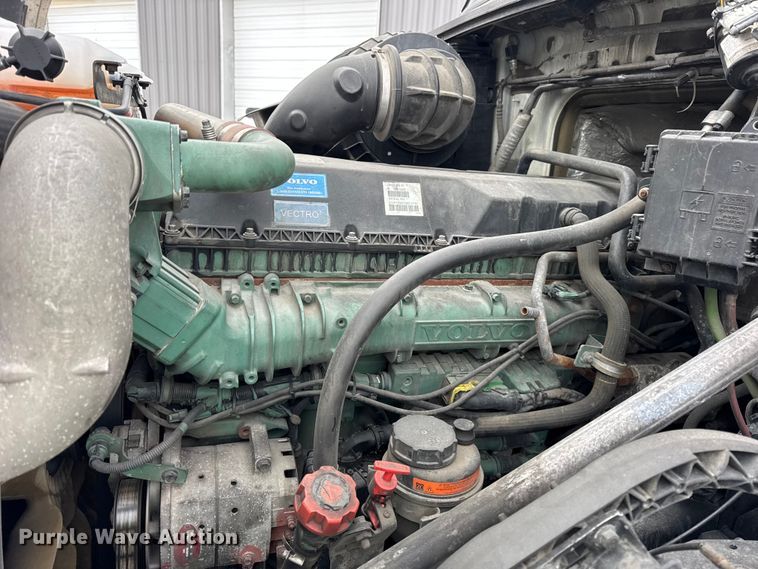 image for item YA1390 2015 Volvo VNL semi truck