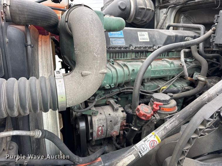 image for item YA1390 2015 Volvo VNL semi truck