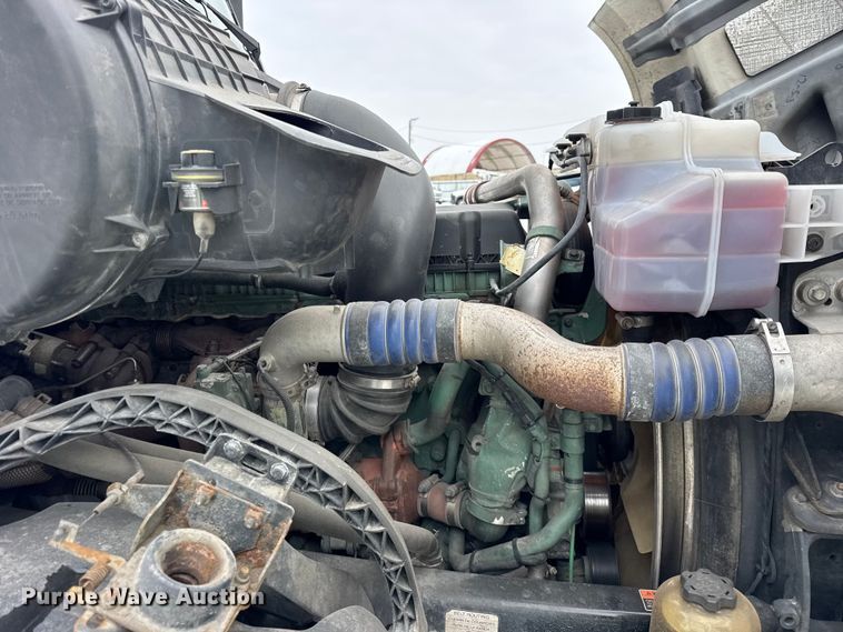 image for item YA1390 2015 Volvo VNL semi truck