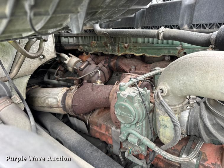 image for item YA1390 2015 Volvo VNL semi truck