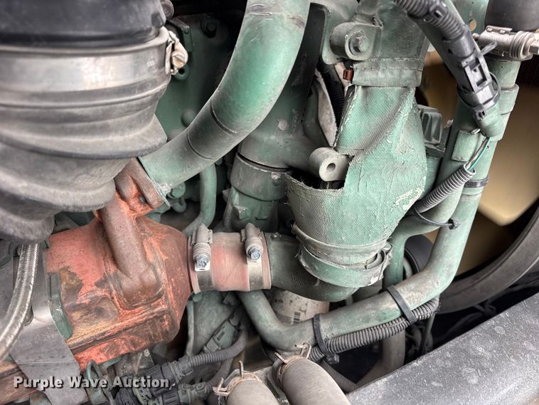 image for item YA1390 2015 Volvo VNL semi truck