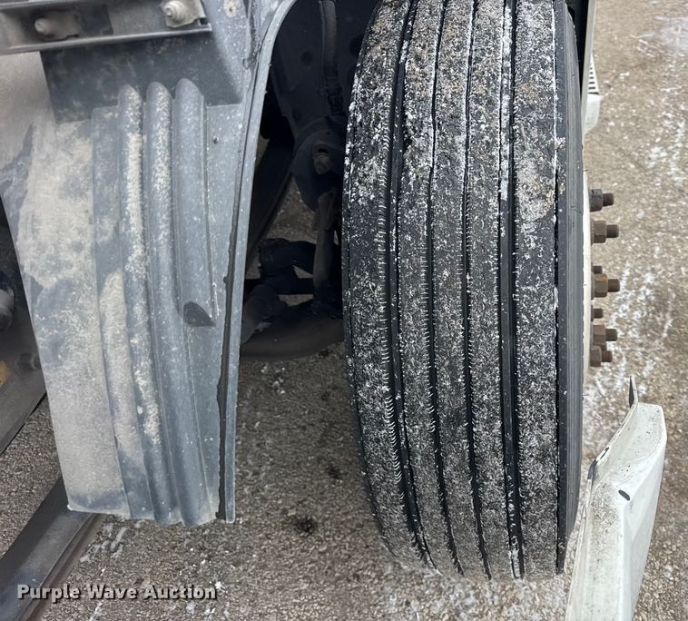 image for item YA1390 2015 Volvo VNL semi truck