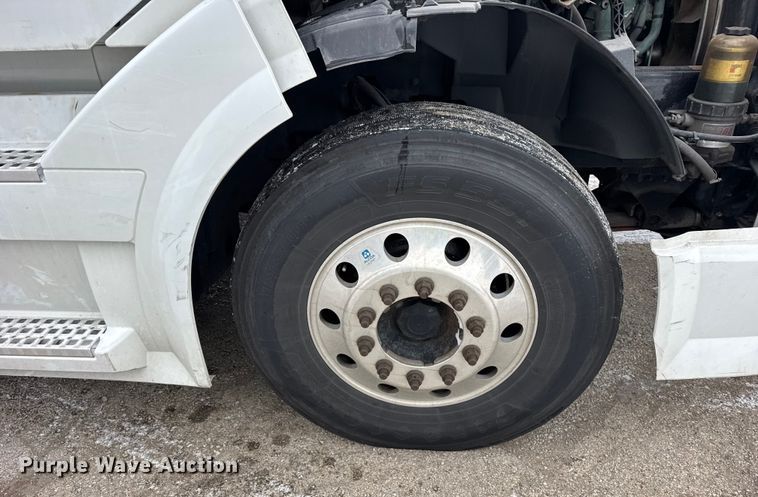 image for item YA1390 2015 Volvo VNL semi truck