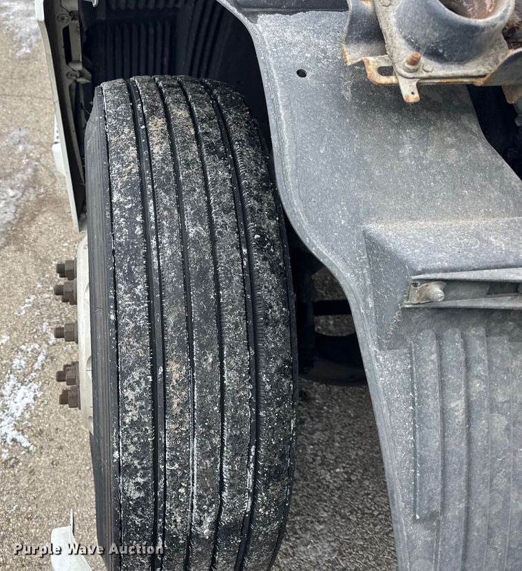 image for item YA1390 2015 Volvo VNL semi truck