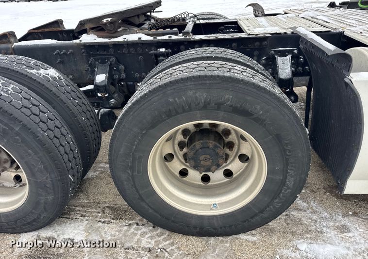 image for item YA1390 2015 Volvo VNL semi truck