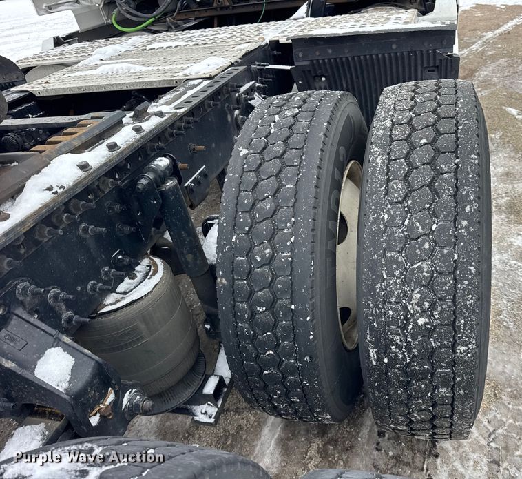 image for item YA1390 2015 Volvo VNL semi truck