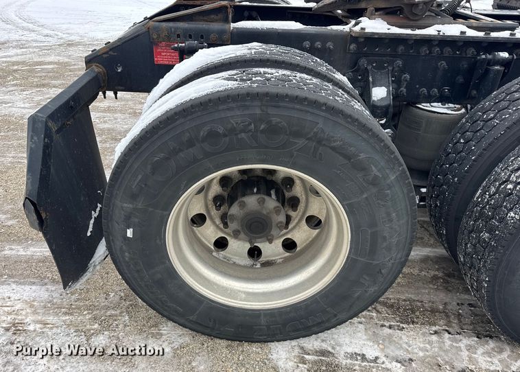 image for item YA1390 2015 Volvo VNL semi truck