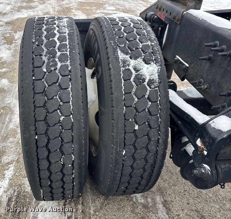 image for item YA1390 2015 Volvo VNL semi truck