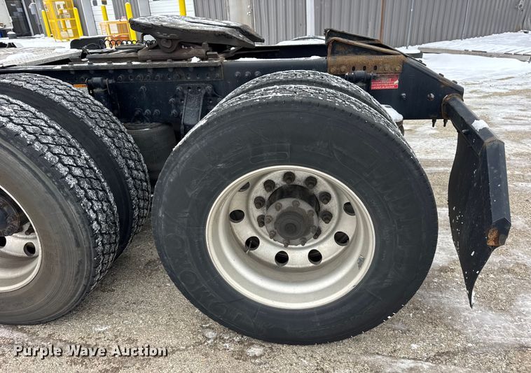 image for item YA1390 2015 Volvo VNL semi truck