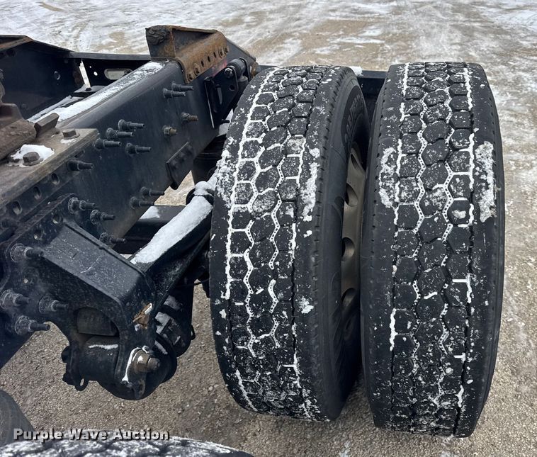 image for item YA1390 2015 Volvo VNL semi truck