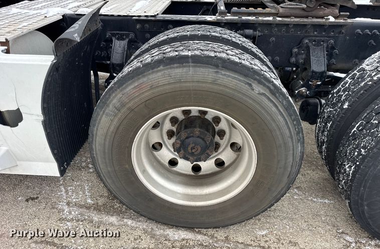 image for item YA1390 2015 Volvo VNL semi truck