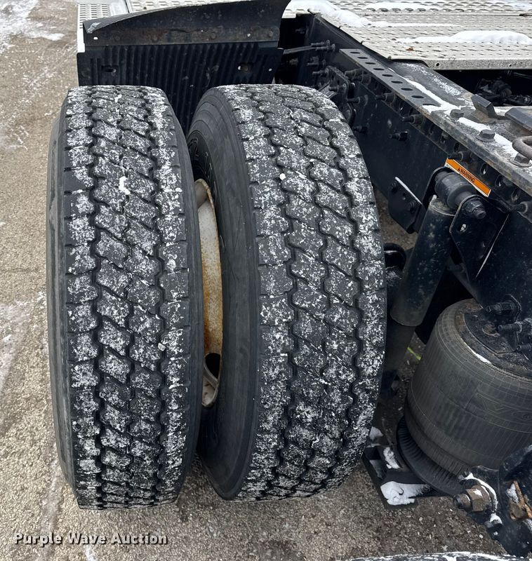 image for item YA1390 2015 Volvo VNL semi truck