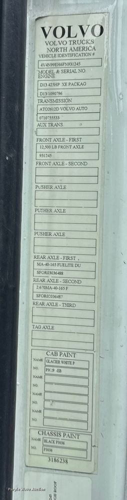 image for item YA1390 2015 Volvo VNL semi truck