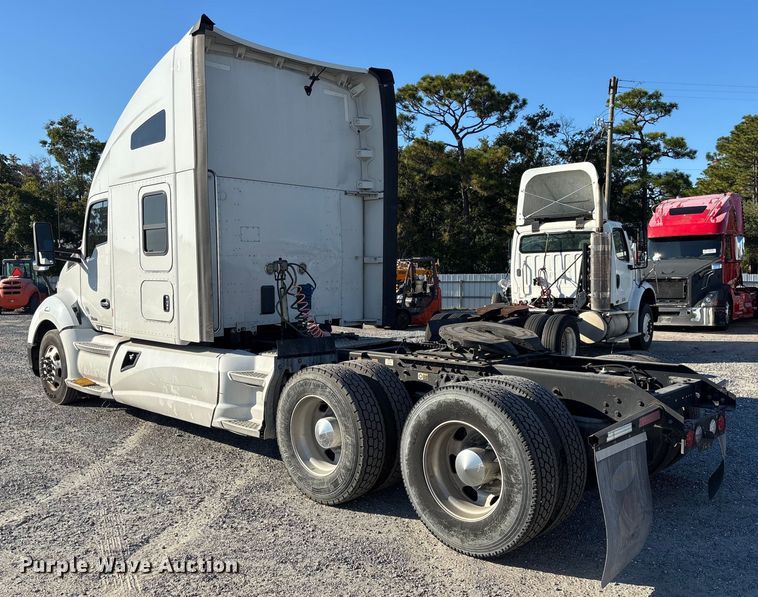image for item YA1438 2020 Kenworth T680 semi truck