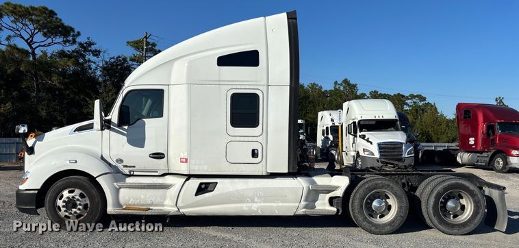 image for item YA1438 2020 Kenworth T680 semi truck