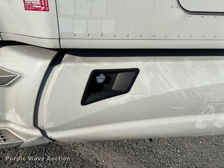 image for item YA1438 2020 Kenworth T680 semi truck