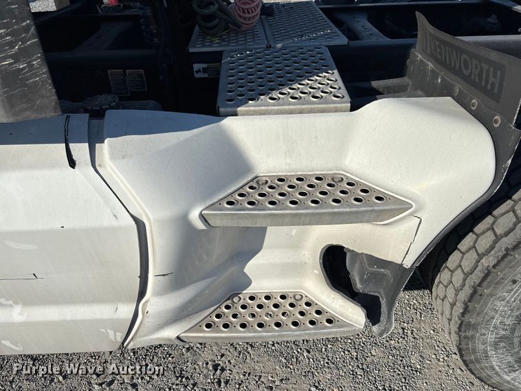 image for item YA1438 2020 Kenworth T680 semi truck