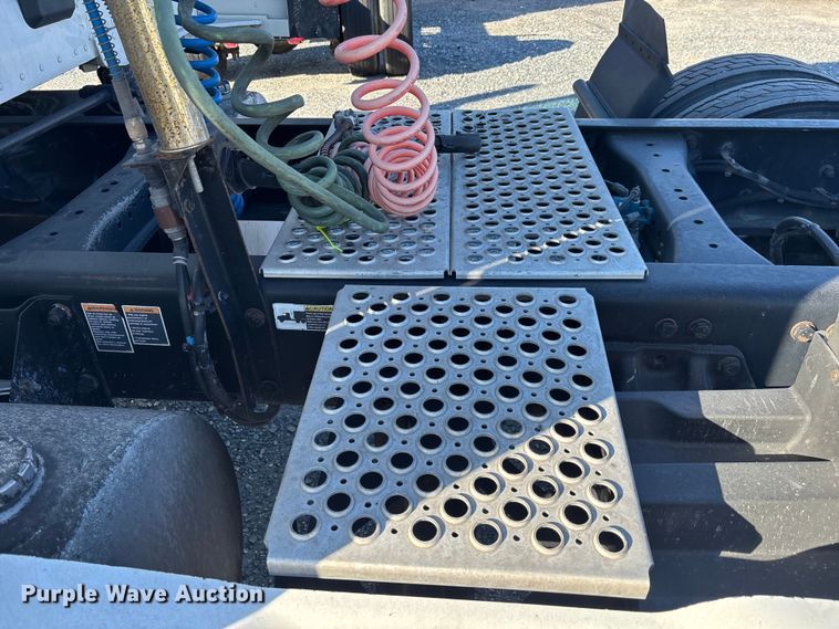 image for item YA1438 2020 Kenworth T680 semi truck