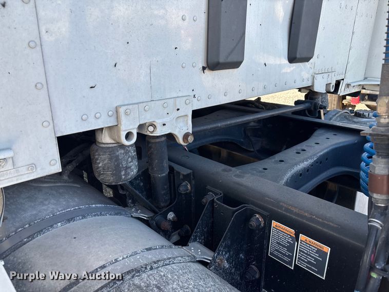 image for item YA1438 2020 Kenworth T680 semi truck