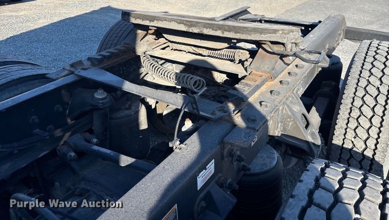 image for item YA1438 2020 Kenworth T680 semi truck