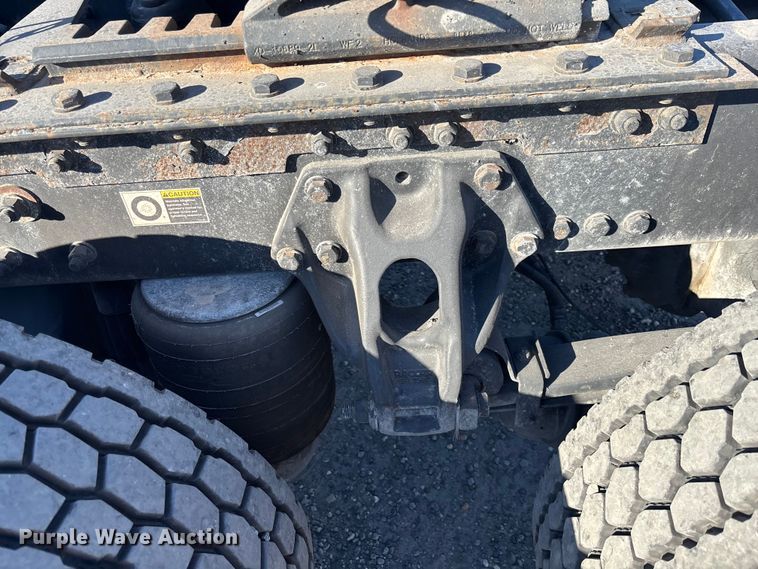 image for item YA1438 2020 Kenworth T680 semi truck