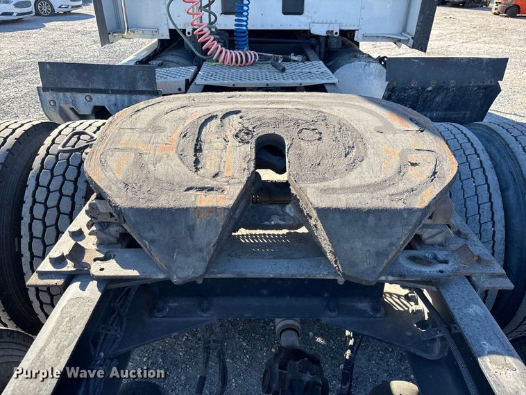 image for item YA1438 2020 Kenworth T680 semi truck