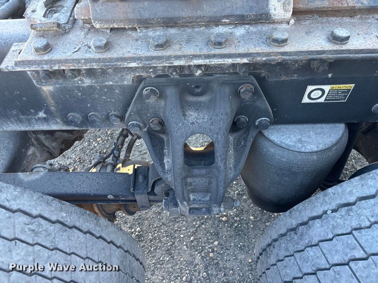 image for item YA1438 2020 Kenworth T680 semi truck