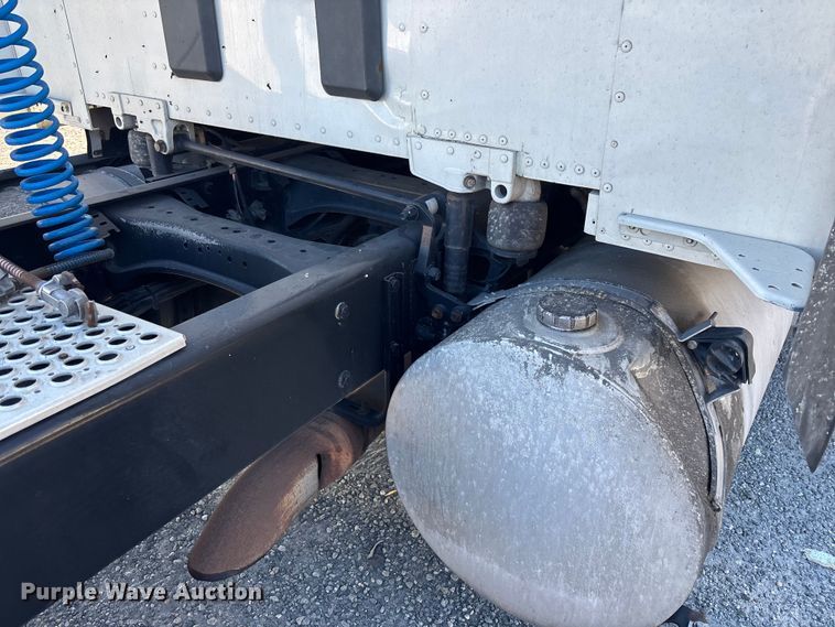 image for item YA1438 2020 Kenworth T680 semi truck