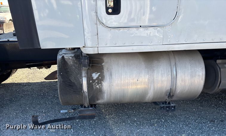 image for item YA1438 2020 Kenworth T680 semi truck