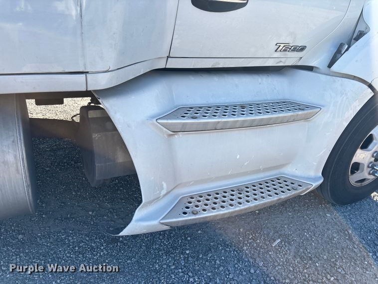 image for item YA1438 2020 Kenworth T680 semi truck