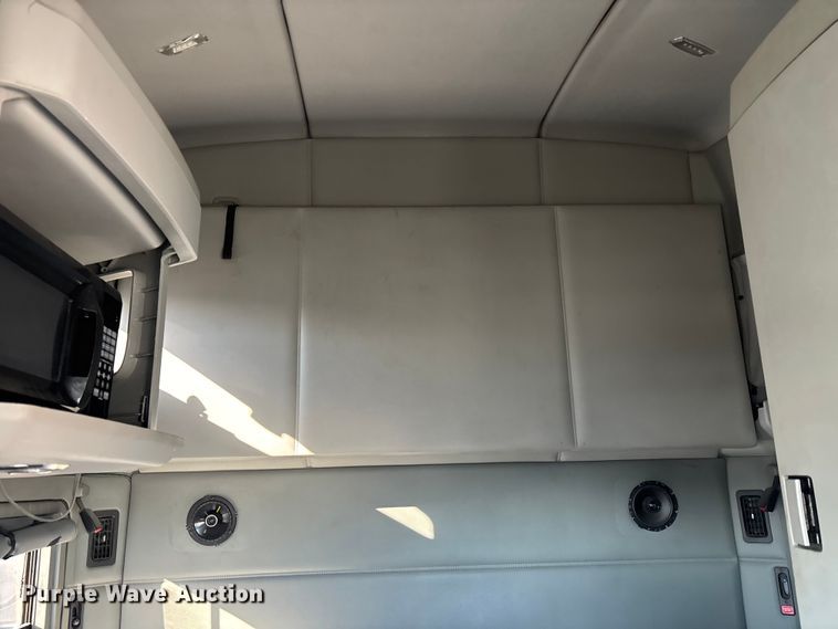 image for item YA1438 2020 Kenworth T680 semi truck