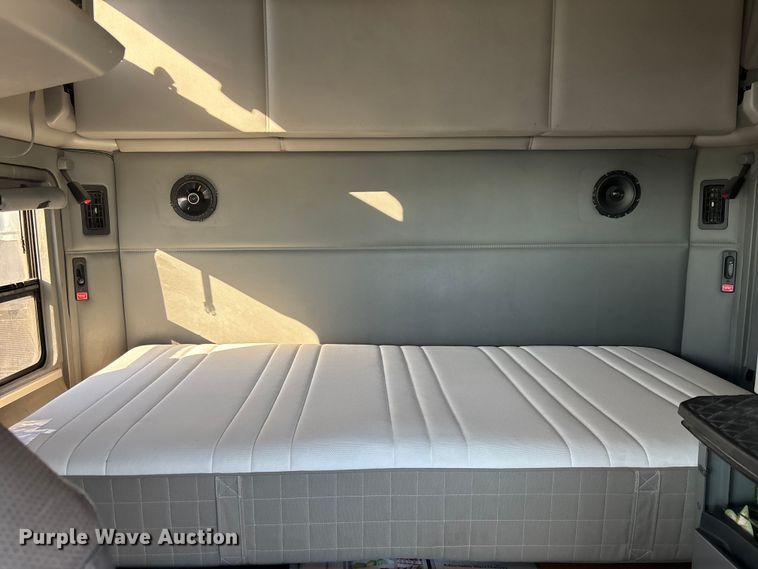 image for item YA1438 2020 Kenworth T680 semi truck