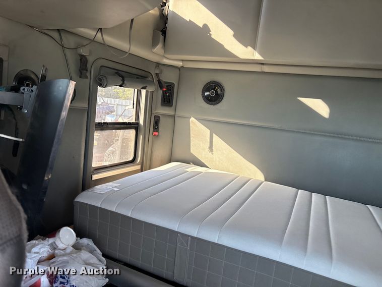 image for item YA1438 2020 Kenworth T680 semi truck