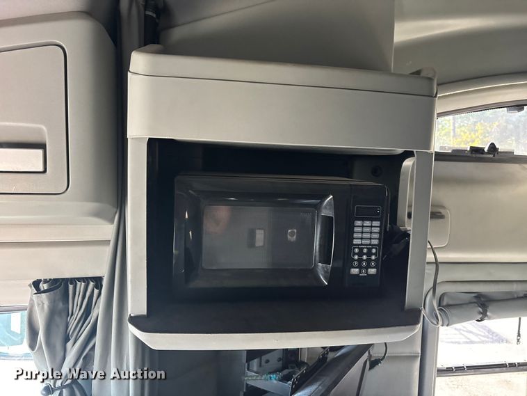 image for item YA1438 2020 Kenworth T680 semi truck