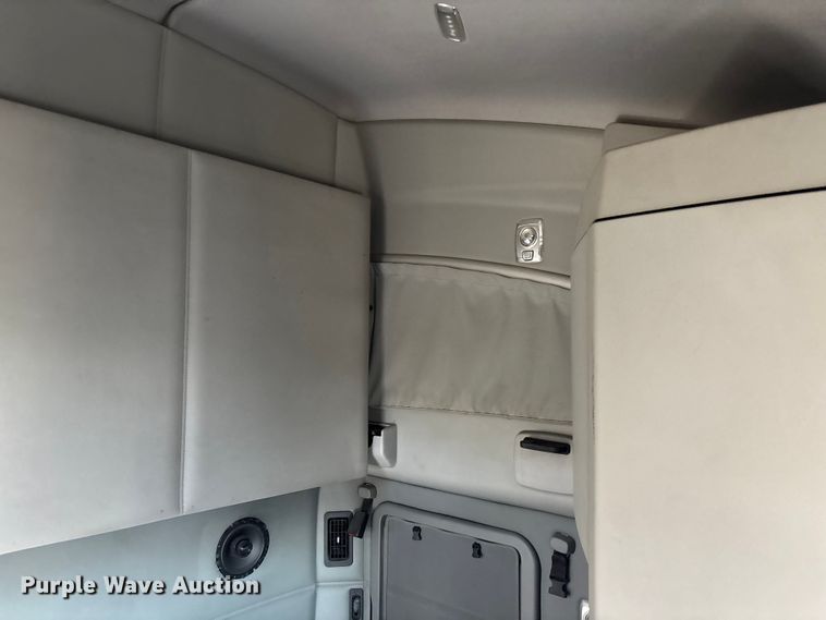 image for item YA1438 2020 Kenworth T680 semi truck